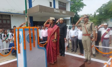 विकास भवन में उप आयुक्त प्रतिभा रानी ने फहराया तिरंगा