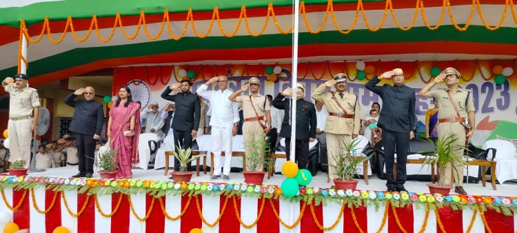 स्वतंत्रता दिवस मुख्य समारोह में आयुक्त मनीष कुमार ने किया झंडोत्तोलन