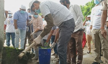 Darbhanga के DM Rajeev Roshan ने बहादुरपुर प्रखंड कार्यलय कैंपस में की साफ-सफाई: कुदाल से जमे कचरे को हटाया, झाड़ू लगाकर स्वच्छता का दिया संदेश