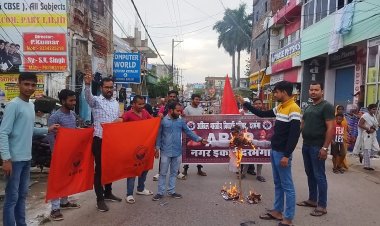 दरभंगा में ABVP के कार्यकर्ताओं ने सीएम नीतीश का पुतला फूंका, कहा बिहार में बढ़ते अपराध और प्रशासनिक तंत्र की विफलता के ताज है नीतीश कुमार