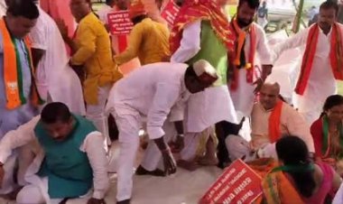 धड़ाम से गिरे कार्यकर्ता, दरभंगा AIIMS निर्माणस्थल पर बीजेपी के अनशन में 'टूटा' मंच, वायरल हो रहा वीडियो
