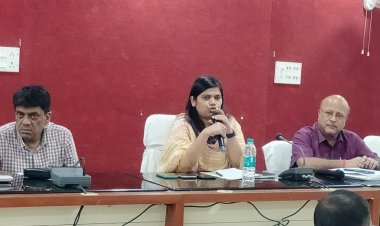 सीएम के प्रस्तावित जनसंवाद के कार्यक्रमों को लेकर प्रभारी जिलाधिकारी-सह- उप विकाश आयुक्त प्रतिभा रानी ने ली अधिकारियों की बैठक।