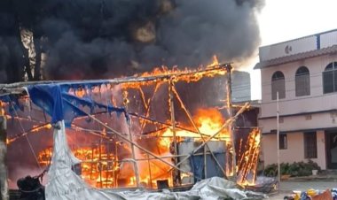 Darbhanga News: साड़ी सेल की दुकान में लगी भीषण आग, 11 लाख की साड़ियां जलकर हुई राख, व्यापारी बोले- दुर्गा पूजा की मूर्ति विसर्जन के दौरान पटाखे की चिंगारी से हुआ हादसा
