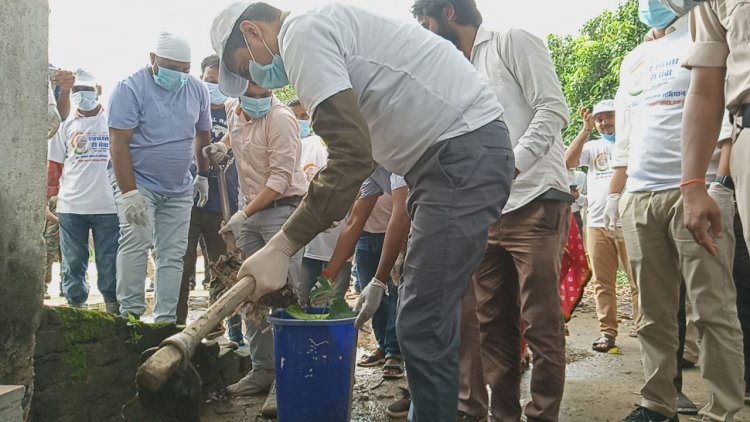 Darbhanga के DM Rajeev Roshan ने बहादुरपुर प्रखंड कार्यलय कैंपस में की साफ-सफाई: कुदाल से जमे कचरे को हटाया, झाड़ू लगाकर स्वच्छता का दिया संदेश