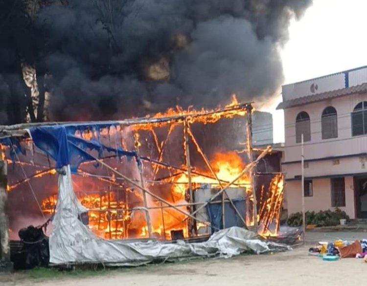 Darbhanga News: साड़ी सेल की दुकान में लगी भीषण आग, 11 लाख की साड़ियां जलकर हुई राख, व्यापारी बोले- दुर्गा पूजा की मूर्ति विसर्जन के दौरान पटाखे की चिंगारी से हुआ हादसा