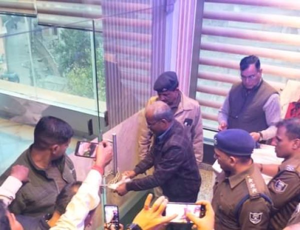 डीएमसीएच शराब पार्टी मामला: विडिओ वायरल होने के बाद हरकत में आई दरभंगा पुलिस, M 2 कैफे रेस्टोरेंट को किया गया सील....