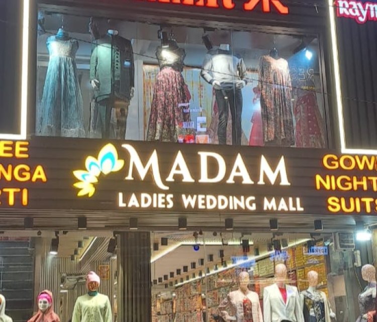 मेडम लेडीज वेडिंग मॉल का शटर तोड़कर 25 हजार रुपए चोरी: व्यापारियों ने जताया आक्रोश, सीसीटीवी खंगाल रही पुलिस