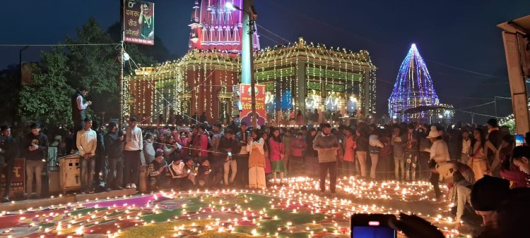 अयोध्या में रामलला के प्राण प्रतिष्ठा के अवसर पर राज परिवार द्वारा माधवेश्वर परिसर में जलाए गए 21 हजार दीप, रोशनी से जगमगा उठा माधवेश्वर प्रांगन