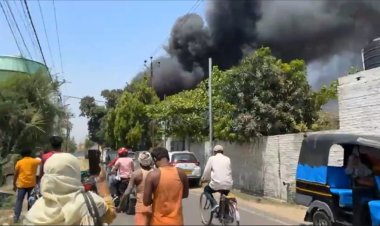 बिजली विभाग के ट्रांसफॉर्मर रिपेयरिंग वर्कशॉप में तेज आवाज के साथ लगी आग, अग्निशमन की टीम ने आग पर पाया काबू