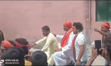भाग गया भाग गया...... गोपाल जी ठाकुर भाग गया...... वोट मांगने गए BJP सांसद गोपाल जी ठाकुर को ग्रामीणों ने घेरकर किया विरोध, काला झंडा दिखाकर, लगाये मुर्दाबाद के नारे...