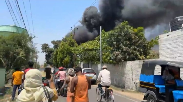 बिजली विभाग के ट्रांसफॉर्मर रिपेयरिंग वर्कशॉप में तेज आवाज के साथ लगी आग, अग्निशमन की टीम ने आग पर पाया काबू