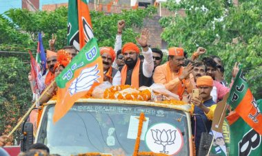 राम के भक्त सम्राट ने दरभंगा में गद्दा लेकर निकाला रोड शो, सम्राट चौधरी ने एनडीए उम्मीदवार के पक्ष में मतदान करने की किया अपील