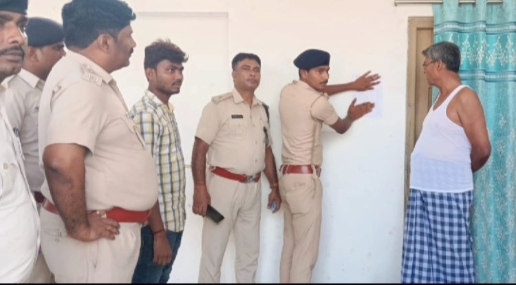 पुलिस लॉकर से आरोपी को छुड़ाने के मामले में बिहार पुलिस अब एक्शन मूड में: दरभंगा में 23 अभियुक्तों के घरों पर चिपकाया इश्तेहार, सरेंडर नहीं करने पर होगी कुर्की जब्ती....