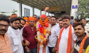 जीत के लिए भाजपा सांसद डॉ. गोपालजी ठाकुर ने जनता एवं कार्यकर्ताओं का किया आभार; कहा: कार्यकर्त्ताओं के अथक प्रयास से मिली है जीत, दरभंगा हवाई अड्डा पर गोपालजी ठाकुर का गर्मजोशी से स्वागत