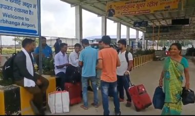 स्पाइस जेट की फ्लाइट लेट होने पर यात्रियों का हंगामा, यात्रियों ने कहा स्पाइस जेट की फ्लाइट से यात्रा करना, मतलब समय और पैसा दोनों की बर्बादी