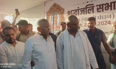 दरभंगा ब्रेकिंग - राजद सुप्रीमो लालू प्रसाद यादव पहुंचे दरभंगा, विकासशील इंसान पार्टी के सुप्रीमो मुकेश सहनी से मुलाकात कर पिता जीतन सहनी की हत्या पर जताया दुःख, कहा दुख के समय परिवार के है साथ, लालू प्रसाद यादव के साथ राजद के वरिष्ठ नेता अब्दुल बारी सिद्दीकी, श्याम रजक, समीर महासेठ ने भी मुलाकात कर गहरी सांत्वना की व्यक्त, लालू प्रसाद यादव युवा क्रांति रथ पर सवार होकर पहुंचे दरभंगा।