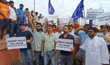 आरक्षण के फैसले पर दरभंगा में भीम आर्मी ने बिहार संपर्क क्रांति का चक्का किया जाम