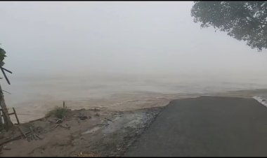 कोसी नदी का टूटा तटबंध, देर रात तक तटबंध को बचाने का किया गया प्रयास, दो प्रखंड के लाखों की आबादी प्रभावित