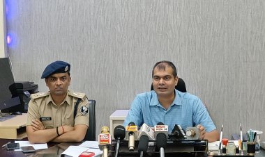 दरभंगा ग्रामीण क्षेत्र में बाढ़ प्राभावित लोगों की सहायता के लिए, जिला प्रशासन का युद्धस्तर पर राहत व बचाव का कार्य जारी..... पीड़ित परिवारों को उपलब्ध कराया जा रहा है पॉलीथिन शीट