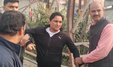 Muzaffarpur News: मुजफ्फरपुर में राजस्व कर्मी 20 हजार रुपये रिश्वत लेते गिरफ्तार, निगरानी की टीम ने रंगे हाथ दबोचा