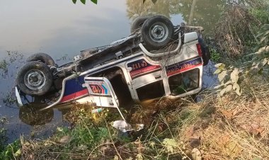 दरभंगा में भीषण सड़क हादसा, पुलिस वैन पोखर में पलटी,जमादार की मौत और दो घायल