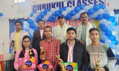 अनोखें तरीके से गुरुकुल क्लासेज कोचिंग सेंटर में मैट्रिक परीक्षा के विद्यार्थियों को दी गई विदाई