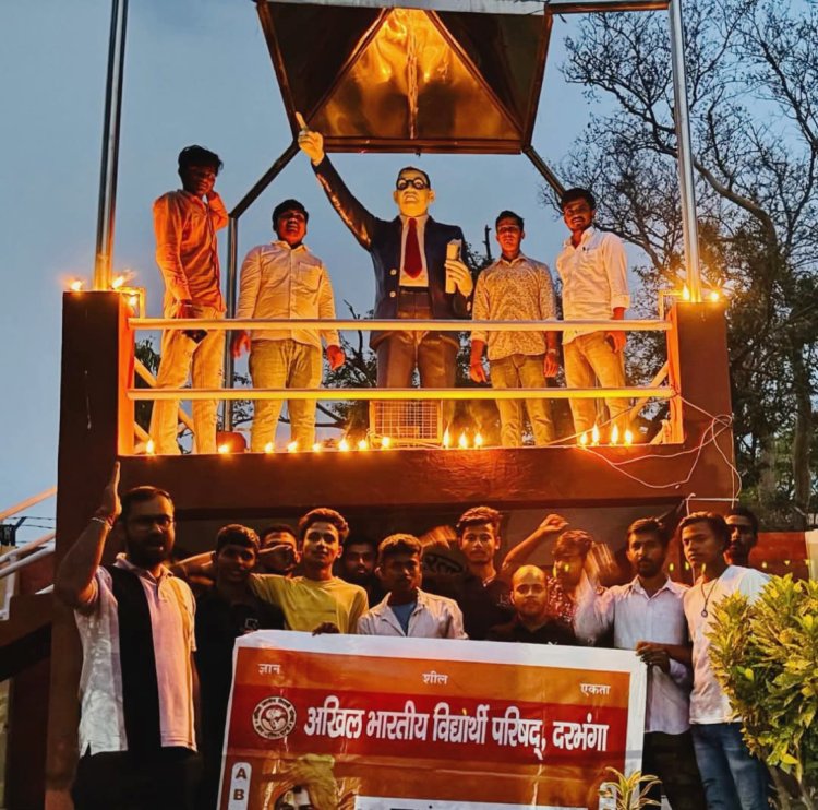 "शाम होते ही दीपों की उजास से जगमगाया विश्वविद्यालय परिसर, जैसे बाबा साहेब के विचारों ने धारण कर लिया हो प्रकाश का स्वरूप"