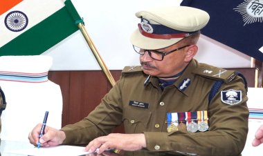 "जब वर्दी ने तोड़ी बाबूगिरी की जंजीरें: डीजीपी का ऐतिहासिक आदेश, थानों में लौटेगा न्याय का जवान, खत्म होगी सिफारिशों की स्याही और दफ्तरों की गुलामी!"