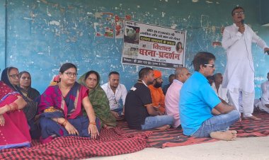 प्रीति मर गई, पर उसकी आत्मा आज दरभंगा की सड़कों पर भटक रही है… हर दीवार पर लिखा है ‘इसे आत्महत्या मत कहो, ये हत्या है!’ डीजीपी श्री विनय कुमार जी, अब ये आपके निर्णय की घड़ी है…या तो प्रीति को न्याय दीजिए, या यह स्वीकार कीजिए कि सिस्टम अब केवल ताकतवरों का गुलाम है!