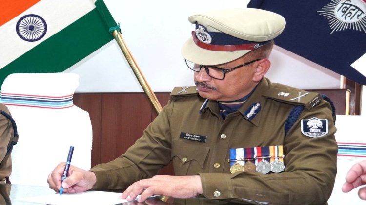 "जब वर्दी ने तोड़ी बाबूगिरी की जंजीरें: डीजीपी का ऐतिहासिक आदेश, थानों में लौटेगा न्याय का जवान, खत्म होगी सिफारिशों की स्याही और दफ्तरों की गुलामी!"