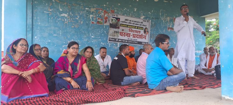 प्रीति मर गई, पर उसकी आत्मा आज दरभंगा की सड़कों पर भटक रही है… हर दीवार पर लिखा है ‘इसे आत्महत्या मत कहो, ये हत्या है!’ डीजीपी श्री विनय कुमार जी, अब ये आपके निर्णय की घड़ी है…या तो प्रीति को न्याय दीजिए, या यह स्वीकार कीजिए कि सिस्टम अब केवल ताकतवरों का गुलाम है!