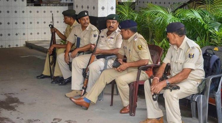 सिमरी थाने की अंधेरी कोठरी में मरा पंकज या मारा गया? बीमारी का बहाना बना 'सिस्टम', लेकिन पोस्टमार्टम की चीत्कारों ने उधेड़ दी इंसाफ की लाश! चार साल आठ महीने बाद जब उठी कानून की गर्दन, तो थानेदार से जवान तक हर चेहरा बेनकाब अब नहीं छुपेगा कोई!