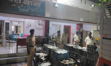 दरभंगा में आम की कैरेट अब सिर्फ़ फल नहीं ढोते, अब वो शराबबंदी की चूकी नीतियों का बोझ भी उठाते हैं लेकिन जब SSP के निर्देश और केवटी थाना की मुस्तैदी ने उन बोतलों को बीच राह पकड़ लिया, तब हमारी रिपोर्ट ने सिर्फ़ शराब नहीं, उस पूरे सिस्टम की बेबसी भी उघाड़ दी!