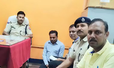 स्वतंत्रता सेनानी एक्सप्रेस में फर्जी एडीआरएम की गूंज: दरभंगा में पकड़ा गया नकली अफसर, वर्दी की धौंस, पहचान की नौटंकी और एक सोती हुई व्यवस्था का आईना जब नाम था आलोक कुमार झा और सच्चाई थी दुर्गा कांत चौधरी!