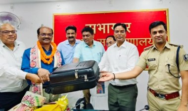 जब विदाई की तालियों में भीग गईं आंखें और सूटकेस में सिमट गईं वर्षों की निःस्वार्थ तपस्या दरभंगा प्रशासन के मर्म में अमिट छाप छोड़ गए उप विकास आयुक्त चित्रगुप्त कुमार, जिनकी सादगी, संजीदगी और सेवा ने सत्ता को संवेदनाओं से जोड़ा; अब उम्मीदों की नई लौ बनकर स्वप्निल ने संभाला दायित्व वर्तमान उप विकास आयुक्त के रूप में शुरू हो रही है एक नई प्रशासनिक यात्रा, जहां नज़रें अब एक नई संवेदना की खोज में हैं...