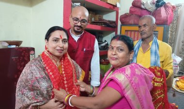 जब पद्मभूषण शारदा सिन्हा की संतानें पहुंचीं मां श्यामा के चरणों में चुनरी में लिपटी स्मृतियां, आस्था में भीगी आंखें और दरभंगा की धड़कनों में गूंजती मां की मधुर आवाज़