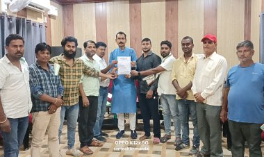 जब दरभंगा की धूल भरी गलियों में कांपती वृद्ध हथेलियों की दुआ ने रंग लाया और दस वर्षों की सरकारी खामोशी को तोड़ते हुए कलम, करुणा और कर्म की त्रयी ने सामाजिक सुरक्षा की उपेक्षित धारा को ग्यारह सौ रुपयों की गरिमा में परिणत किया; यह केवल पेंशन नहीं, यह न्याय की वापसी है, यह प्रमंडलीय पार्षद महासंघ की उस संघर्षशील स्याही का परिणाम है, जिसने भीड़ में गुम इंसानियत को फिर से नाम, पहचान और सम्मान दिलाया!