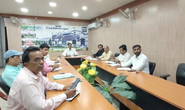 हे ईश्वर! मृत्यु और जीवन का विधान तो तेरे ही हाथ था... पर दरभंगा में एक कलियुगी पुत्र ने तेरे सिंहासन को लांघ लिया बाप को ज़िंदा रहते मरा घोषित कर दिया, माँ भी इस षड्यंत्र में सहभागी बनी, और जब न्याय अंधा होने को था, तभी जिलाधिकारी कौशल कुमार ने कलम उठाई और इस पापाचार को बेनक़ाब कर दिया! पढ़िए हमारी यह रौंगटे खड़ी कर देने वाली रिपोर्ट जहाँ बेटा बना यमराज और माँ बनी मृत्यु की दाई!