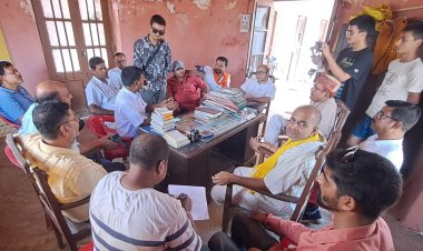 जब भूखी आँखों में उतर आई संवेदना की ज्योति, तब टूटी छत के नीचे पहली बार संवाद ने जन्म लिया आज की ऐतिहासिक बैठक में माँ के लिए बना त्रिस्तरीय सेवा-संवर्धन का संकल्प, जहाँ निर्णय लिए गए भूख मिटाने से लेकर भवन संवारने तक... और दरभंगा की मूक गौशाला अब बन रही है सांस्कृतिक चेतना की जीवित प्रयोगशाला