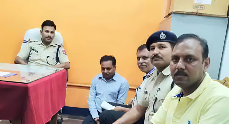 स्वतंत्रता सेनानी एक्सप्रेस में फर्जी एडीआरएम की गूंज: दरभंगा में पकड़ा गया नकली अफसर, वर्दी की धौंस, पहचान की नौटंकी और एक सोती हुई व्यवस्था का आईना जब नाम था आलोक कुमार झा और सच्चाई थी दुर्गा कांत चौधरी!