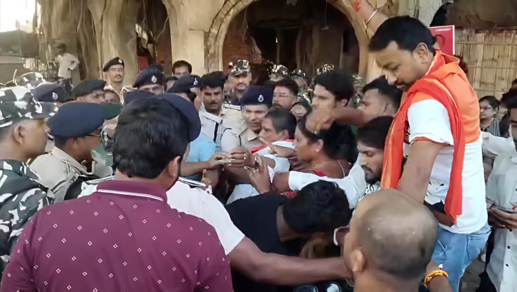 नाजिया हसन की पोस्ट बनी चिनगारी, मशाल जुलूस बना अपराध, और लाठी बनी संवाद की भाषा विश्वविद्यालय थाना के ठीक बीच सड़क पर सिसकता रहा संविधान; इस विवेकहीन अंधेर की कहानी सम्पादकीय प्रमुख आशिष कुमार की लेखनी से