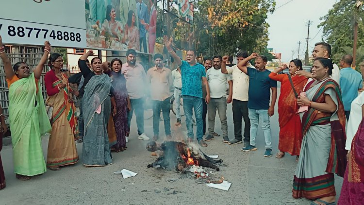जब दरभंगा की सड़कों पर बहनों के आँसू अंगार बने, लाठी के घाव क्रांति की चिंगारी बने, और नारियों ने ओढ़ी रक्तरंजित चुनरी तब सत्ता की खामोशी धुएं में घुल गई, नाजिया हसन के पुतले राख हुए, और मिथिला की आत्मा ने कहा: अब हर लाठी का जवाब संकल्प से होगा, हर चुप्पी का हिसाब मांगेंगी बेटियाँ!