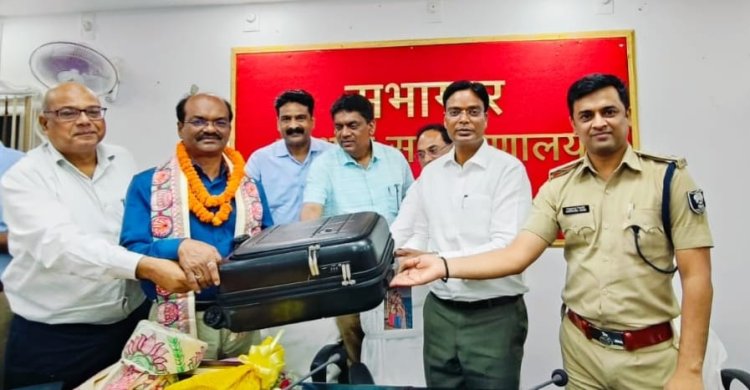 जब विदाई की तालियों में भीग गईं आंखें और सूटकेस में सिमट गईं वर्षों की निःस्वार्थ तपस्या दरभंगा प्रशासन के मर्म में अमिट छाप छोड़ गए उप विकास आयुक्त चित्रगुप्त कुमार, जिनकी सादगी, संजीदगी और सेवा ने सत्ता को संवेदनाओं से जोड़ा; अब उम्मीदों की नई लौ बनकर स्वप्निल ने संभाला दायित्व वर्तमान उप विकास आयुक्त के रूप में शुरू हो रही है एक नई प्रशासनिक यात्रा, जहां नज़रें अब एक नई संवेदना की खोज में हैं...