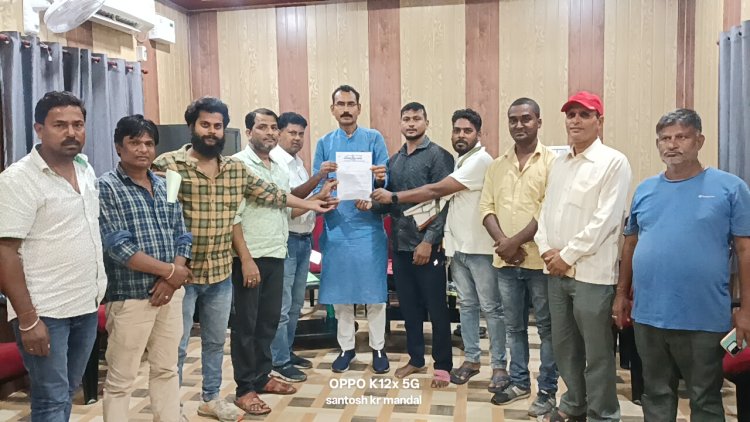 जब दरभंगा की धूल भरी गलियों में कांपती वृद्ध हथेलियों की दुआ ने रंग लाया और दस वर्षों की सरकारी खामोशी को तोड़ते हुए कलम, करुणा और कर्म की त्रयी ने सामाजिक सुरक्षा की उपेक्षित धारा को ग्यारह सौ रुपयों की गरिमा में परिणत किया; यह केवल पेंशन नहीं, यह न्याय की वापसी है, यह प्रमंडलीय पार्षद महासंघ की उस संघर्षशील स्याही का परिणाम है, जिसने भीड़ में गुम इंसानियत को फिर से नाम, पहचान और सम्मान दिलाया!
