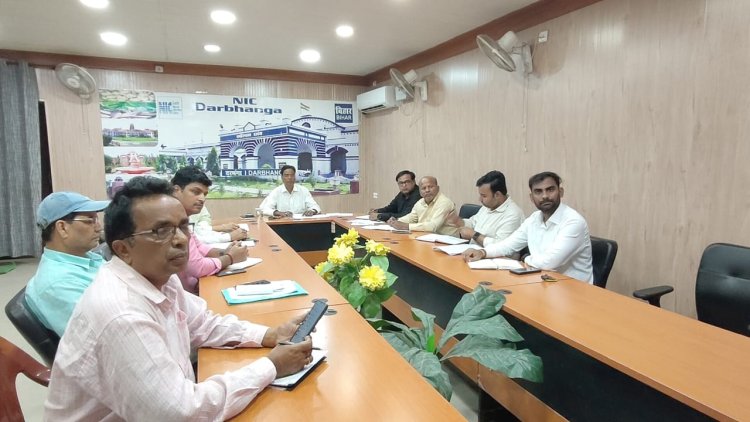 हे ईश्वर! मृत्यु और जीवन का विधान तो तेरे ही हाथ था... पर दरभंगा में एक कलियुगी पुत्र ने तेरे सिंहासन को लांघ लिया बाप को ज़िंदा रहते मरा घोषित कर दिया, माँ भी इस षड्यंत्र में सहभागी बनी, और जब न्याय अंधा होने को था, तभी जिलाधिकारी कौशल कुमार ने कलम उठाई और इस पापाचार को बेनक़ाब कर दिया! पढ़िए हमारी यह रौंगटे खड़ी कर देने वाली रिपोर्ट जहाँ बेटा बना यमराज और माँ बनी मृत्यु की दाई!