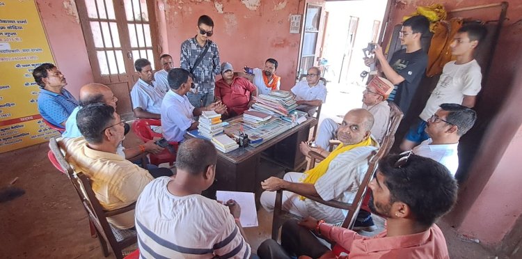 जब भूखी आँखों में उतर आई संवेदना की ज्योति, तब टूटी छत के नीचे पहली बार संवाद ने जन्म लिया आज की ऐतिहासिक बैठक में माँ के लिए बना त्रिस्तरीय सेवा-संवर्धन का संकल्प, जहाँ निर्णय लिए गए भूख मिटाने से लेकर भवन संवारने तक... और दरभंगा की मूक गौशाला अब बन रही है सांस्कृतिक चेतना की जीवित प्रयोगशाला