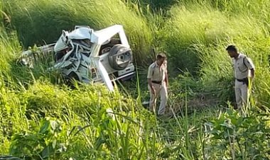 दरभंगा-मुजफ्फरपुर राष्ट्रीय राजमार्ग पर एक सरकारी वाहन के साथ हुआ दर्दनाक हादसा मुन्ना कुमार की मौके पर मौत, दो कर्मी ज़िन्दगी और मौत से जूझ रहे हैं पढ़िए वह विशेष रिपोर्ट जो कर्तव्य, करुणा और क्रूरता के त्रिकोण में लिखी गई है।