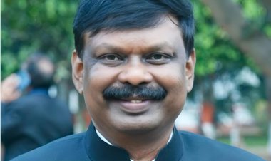 जब एक अफसर ने प्रशासन को प्रणाम कर लोकतंत्र की अदालत में उतरने की ठानी डॉ. एस. सिद्धार्थ के वीआरएस पर मिथिला जन जन की आवाज की विशेष रिपोर्ट पढ़िए, जहां नीति, राजनीति और नीयत का गहरा विश्लेषण किया गया है!
