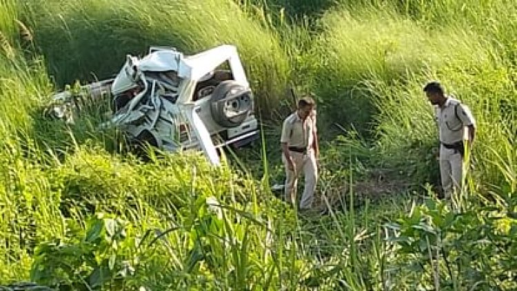 दरभंगा-मुजफ्फरपुर राष्ट्रीय राजमार्ग पर एक सरकारी वाहन के साथ हुआ दर्दनाक हादसा मुन्ना कुमार की मौके पर मौत, दो कर्मी ज़िन्दगी और मौत से जूझ रहे हैं पढ़िए वह विशेष रिपोर्ट जो कर्तव्य, करुणा और क्रूरता के त्रिकोण में लिखी गई है।