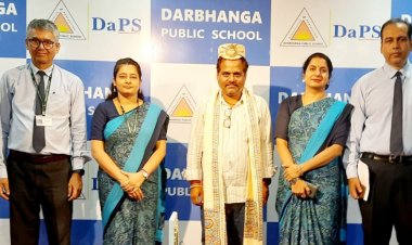 दरभंगा पब्लिक स्कूल के मंच पर उतरा संघर्ष और सफलता का उजास: ‘पंचायत’ वेब सीरीज़ के लोकप्रिय अभिनेता दुर्गेश कुमार ने छात्रों संग साझा किया अभिनय, साहित्य और जीवन का अनुभव; निदेशक डॉ. विशाल गौरव के साक्षात्कार, सुगंधा चौधरी के स्मृति-चिह्न, दिव्येंदु बिस्वास की पाग-चादर और शिक्षिका डिम्पल सरस्वत के भावुक स्वागत ने इस क्षण को बना दिया ऐतिहासिक